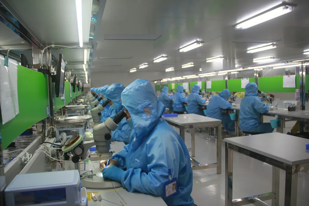 प्रति मिनट 1,050 कैप्सूल निर्माण: ACM-XFH 1050 पर एक तकनीकी नज़र